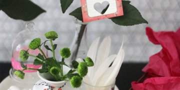 Valentinstagsdeko mit roten Rosen