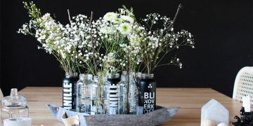 DIY Filztablett mit recycelten Smoothieflaschen als Vasen