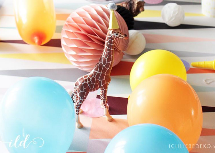 Kindergeburtstag Motto Zirkus - bunte Tischdeko und lustige Tiere mit Hut