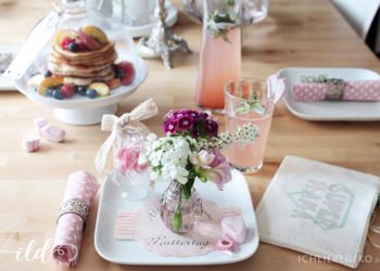 Tischdeko zum Muttertag mit schönen Blumen