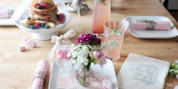 Tischdeko zum Muttertag mit schönen Blumen