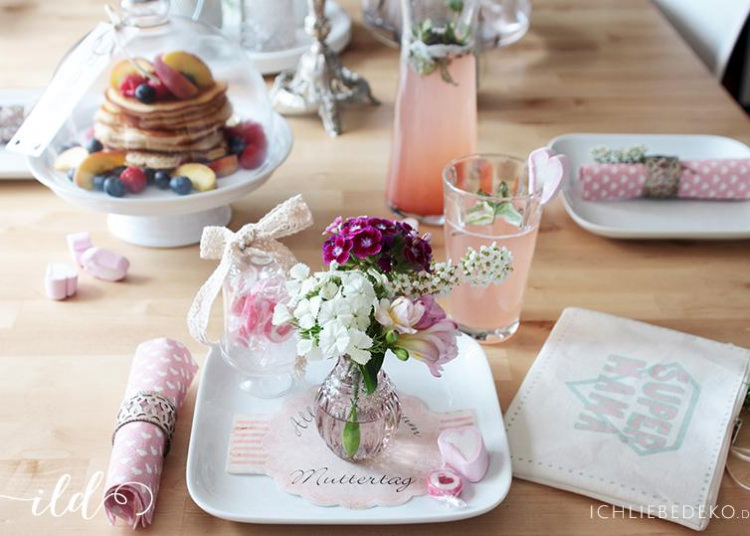Tischdeko zum Muttertag mit schönen Blumen