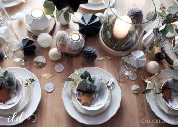 Weihnachtstischdeko in Schwarz-Weiß-Gold mit einem Hauch Natur