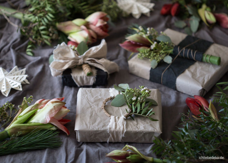 Kreative Geschenkverpackung mit Blumen zu Weihnachten