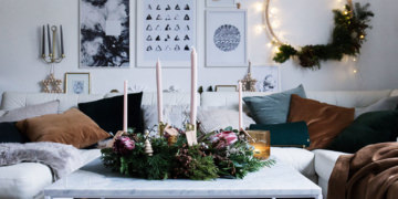 Moderner Adventskranz mit Seidentannen und Protea