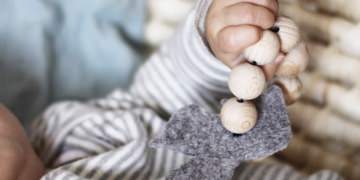 DIY Baby Greifling aus Holzkugeln und Filz