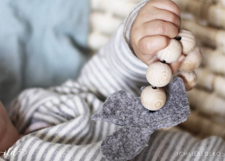 DIY Baby Greifling aus Holzkugeln und Filz